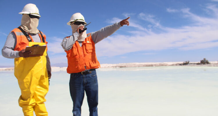 Dos personas trabajando en una faena de litio
