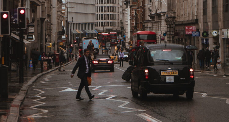 El gobierno británico aumentará el salario mínimo y congelará la contratación de funcionarios