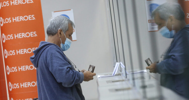 Cierre temporal de sucursal de Caja Los Héroes en Valdivia generó molestia e incomodidad en usuarios