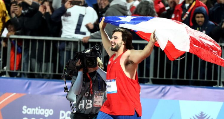 Lucas Nervi celebra su oro en el estadio Nacional