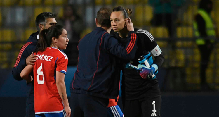 Luis Mena respalda a Tiane Endler luego de la oleada de críticas en su contra.