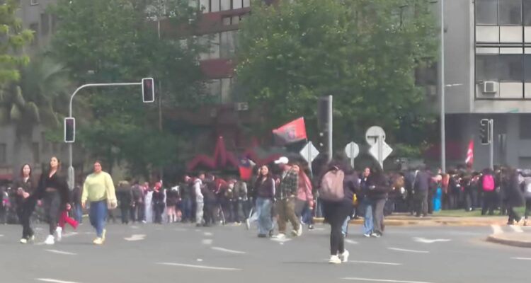 Comienzan las primeras manifestaciones en plaza Baquedano durante este 18 de octubre