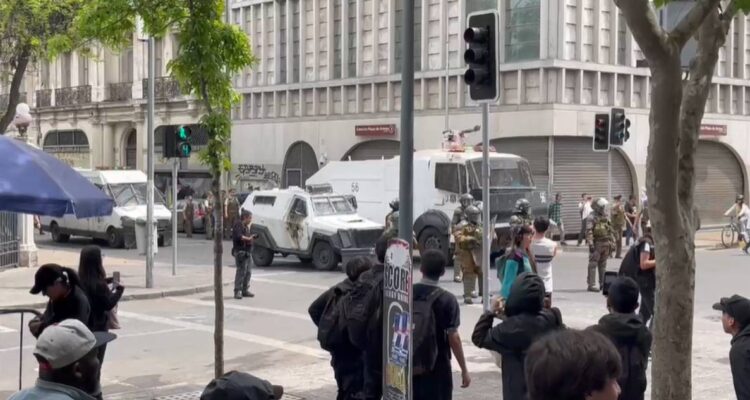 Se registran nuevos incidentes en manifestaciones estudiantiles en el centro de Santiago