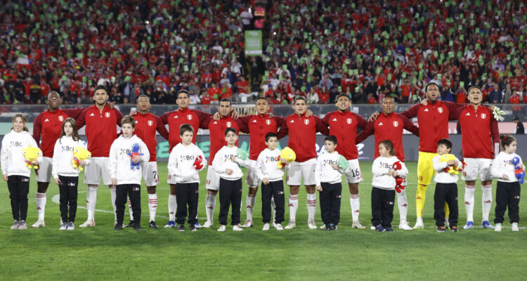 Himno de Perú fue respetado por hinchas chilenos.