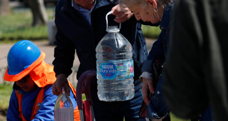 A propósito del corte de suministro de agua programado para los días 6,7 y 8 en seis comunas de la RM, por trabajos en la línea de Metro, el gobernador de Santiago, junto con el alcalde de Independencia, Gonzalo Duran, revisan en terreno uno de los 18 puntos de abastecimiento de agua habilitados en la comuna de Independencia. Serán 80 puntos en total para asegurar la provisión de agua potable a los usuarios en las comunas afectadas.