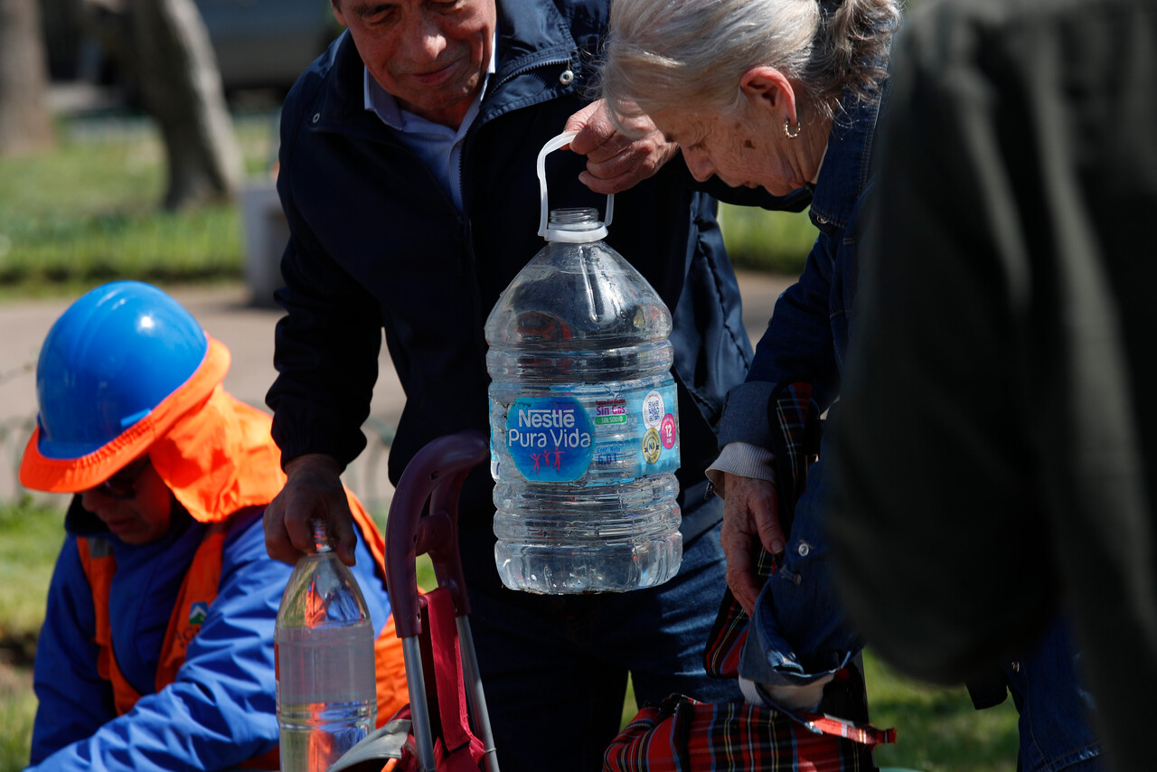 A propósito del corte de suministro de agua programado para los días 6,7 y 8 en seis comunas de la RM, por trabajos en la línea de Metro, el gobernador de Santiago, junto con el alcalde de Independencia, Gonzalo Duran, revisan en terreno uno de los 18 puntos de abastecimiento de agua habilitados en la comuna de Independencia. Serán 80 puntos en total para asegurar la provisión de agua potable a los usuarios en las comunas afectadas.
