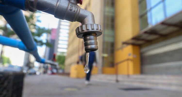 Cuándo empieza y hasta cuándo dura el megacorte de agua en la región Metropolitana (Santiago), a qué comunas safecta y dónde hay puntos de abastecimiento.