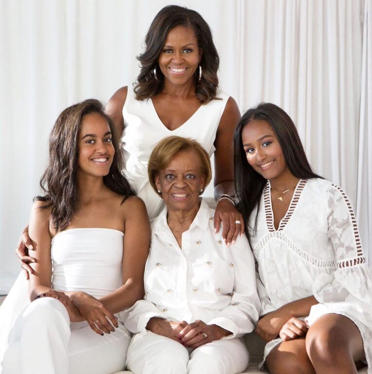 Michelle Obama junto a sus hijas