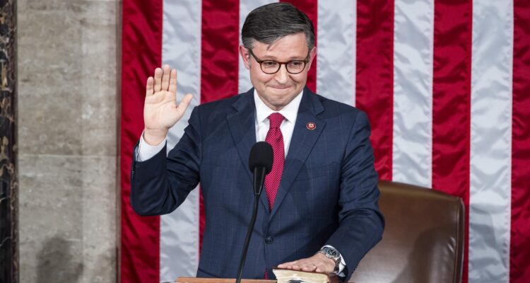 Mike Johnson presta juramento como próximo presidente de la Cámara Baja
