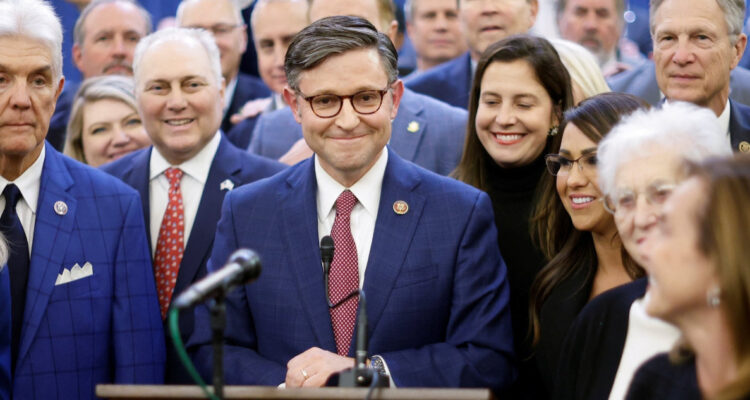 El trumpista Mike Johnson es elegido como el nuevo presidente de la Cámara Baja de Estados Unidos