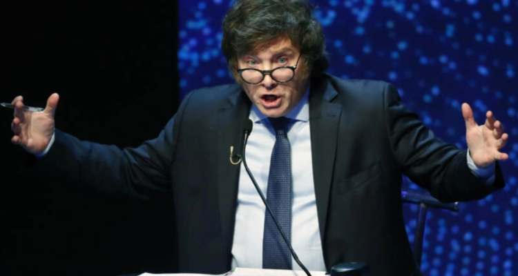 Milei confirma plan de dolarización en Argentina: “Jamás en pesos (…) no puede valer ni excremento”