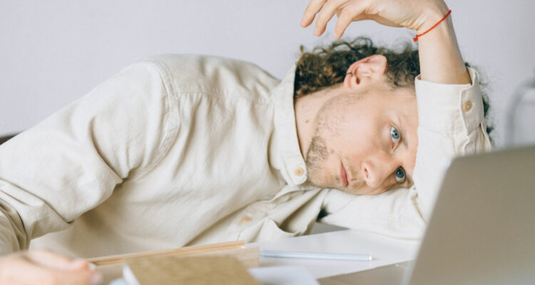 ¿Muy estresado? Psicóloga explica beneficios del mindfulness para el bienestar laboral en la oficina