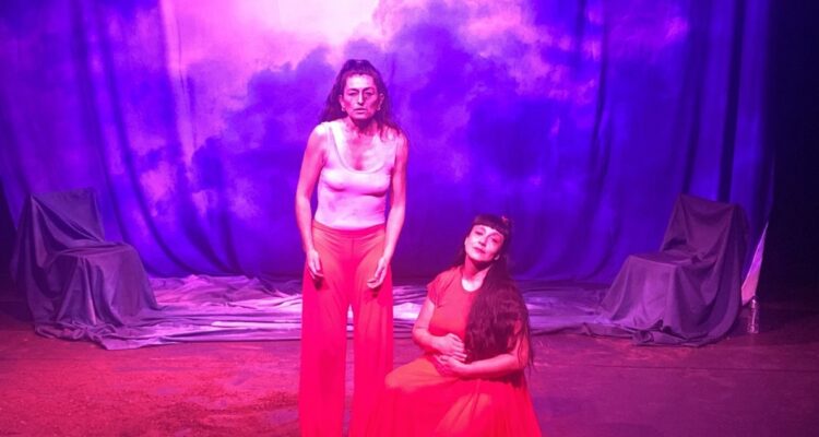 Actrices Moscas aplastadas sobre la ventana que da al bosque