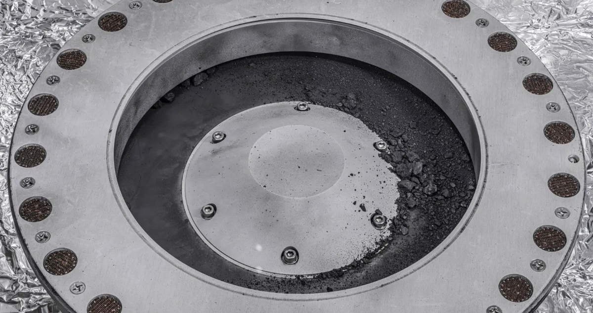 La NASA reveló primera foto de las muestras del asteroide Bennu traídas a la Tierra: ¿Qué contienen?