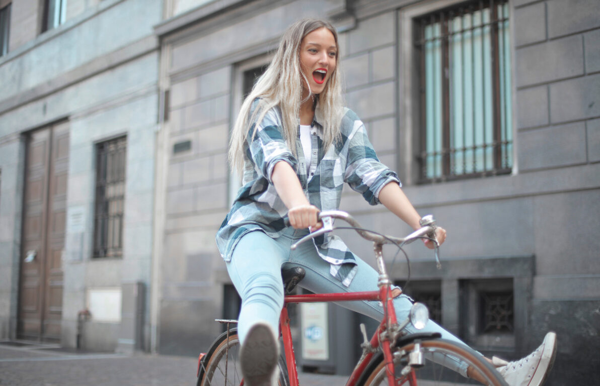 Mujer feliz en bicicleta