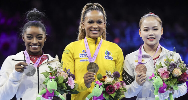 Rebeca Andrade le ganó a Simone Biles en el salto del Mundial de Amberes.