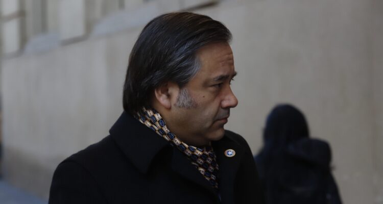 Municipalidad de Santiago demanda a exfuncionarios por no pago de deuda: uno es diputado republicano