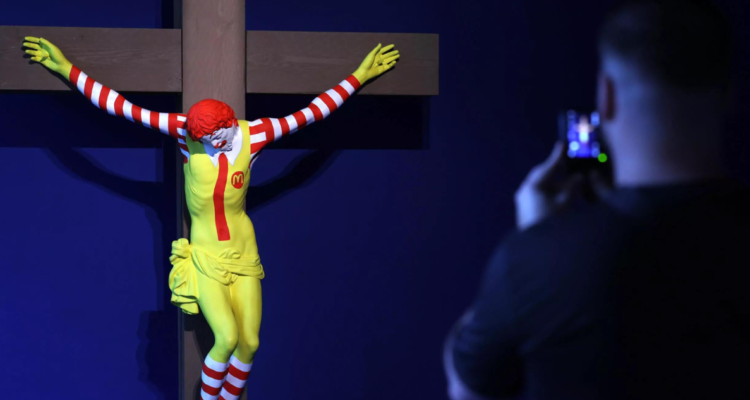Desde un McDonald crucificado a un Husein en ropa interior: Abre Museo del Arte Prohibido de Barcelona