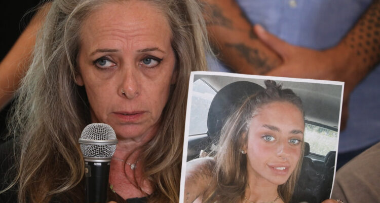 Madre de Mia Schem, nieta de chileno secuestrada por Hamás: “Tiene aspecto de estar aterrada”