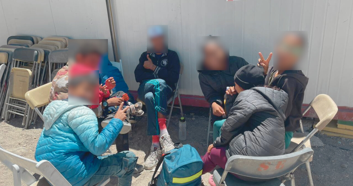Grupo de menores de edad en la frontera. 
