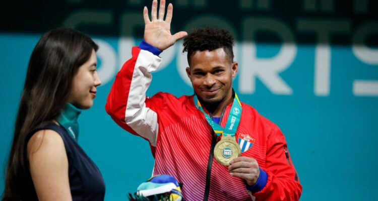 “De Chile me llevo mucho amor”: el pesista que regresó a Cuba con medallas y una tele gigante