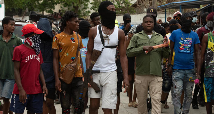 Miembros de una pandilla haitiana en las calles de Puerto Príncipe