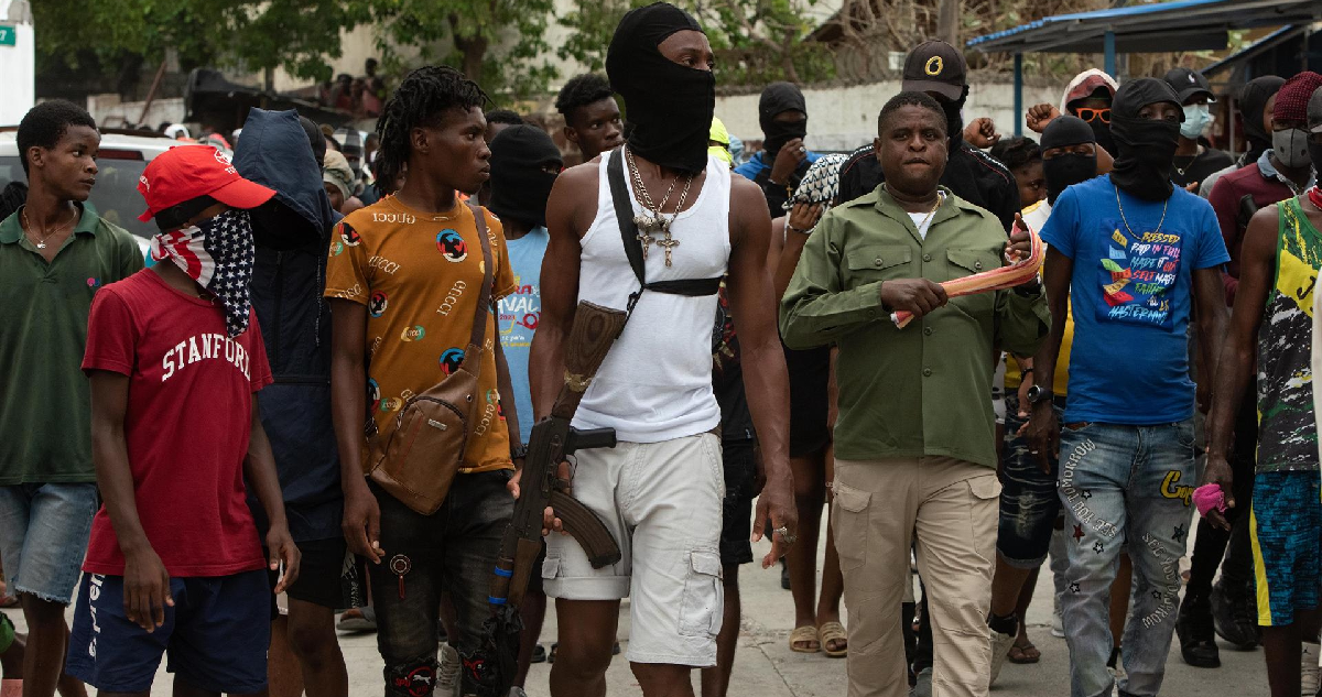 Miembros de una pandilla haitiana en las calles de Puerto Príncipe