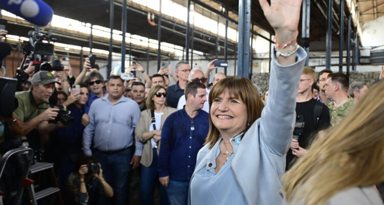 Patricia Bullrich saluda a simpatizantes a su llegada para votar en las elecciones generales
