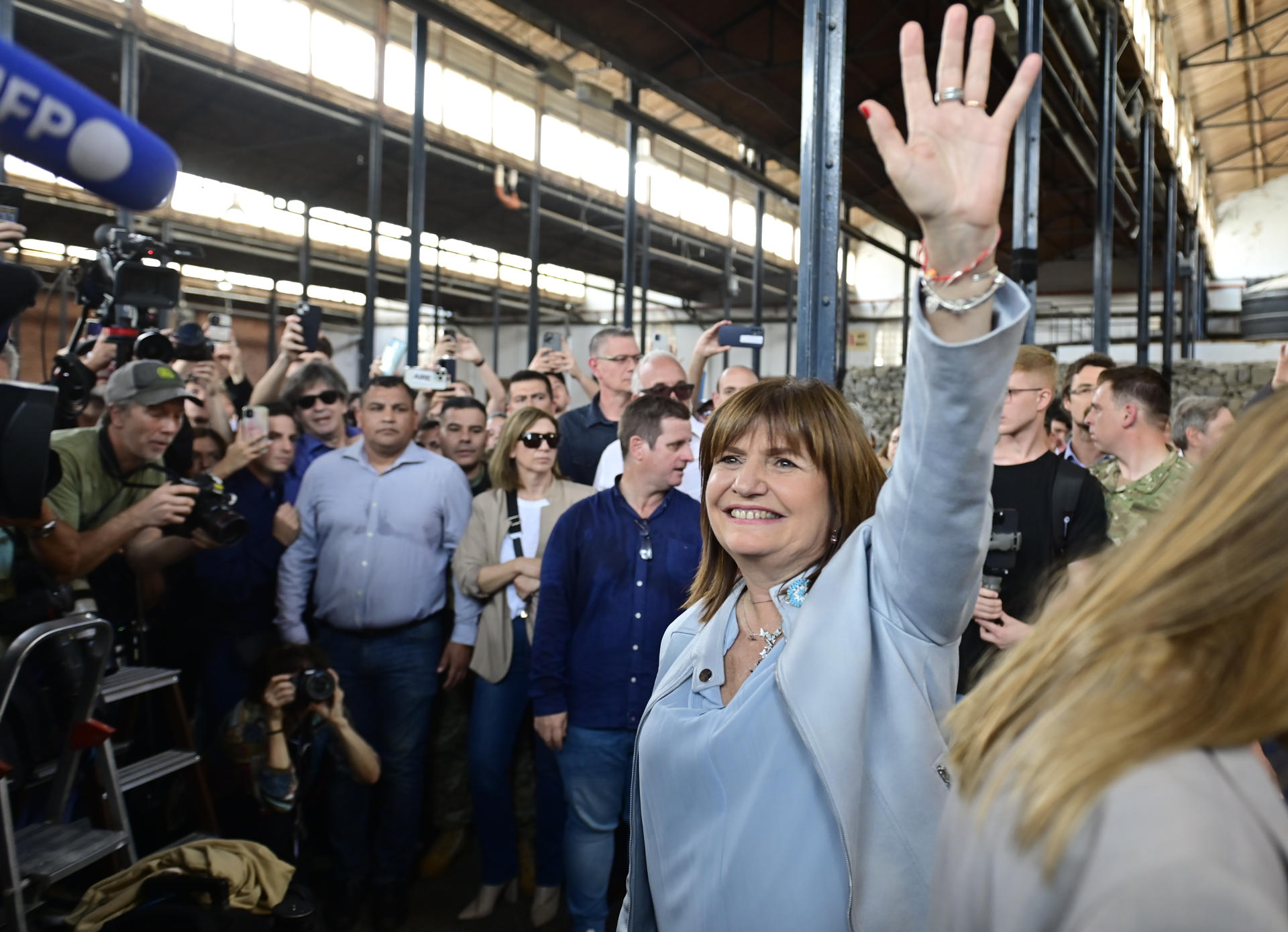 Patricia Bullrich saluda a simpatizantes a su llegada para votar en las elecciones generales