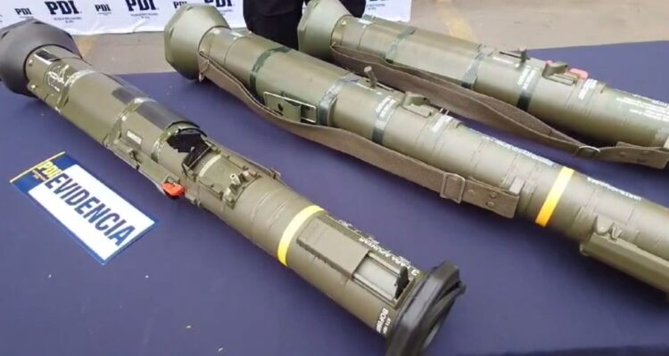 Detienen a militares chilenos que vendían lanzacohetes antitanque usados y otras armas por Facebook