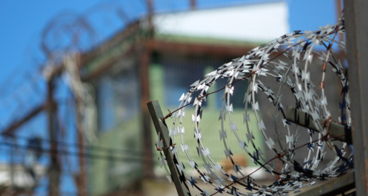 Interno muere apuñalado por otro recluso en la cárcel de Valdivia: autor cumple condena por homicidio