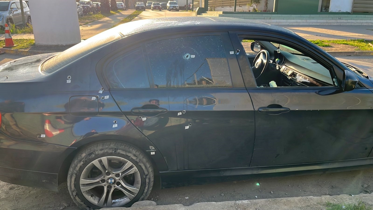 Delincuentes disparan contra familia que comía pizza arriba de un BMW en Peñalolén: mamá quedó herida