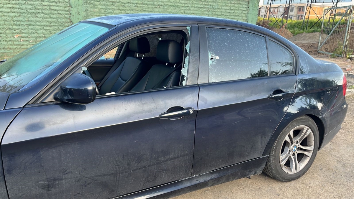 Delincuentes disparan contra familia que comía pizza arriba de un BMW en Peñalolén: mamá quedó herida
