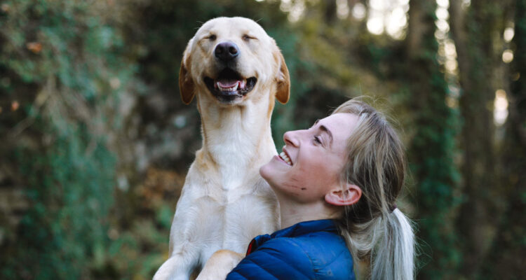 Estudio internacional demuestra que las personas con mascotas cuidan más a los perros que a los gatos