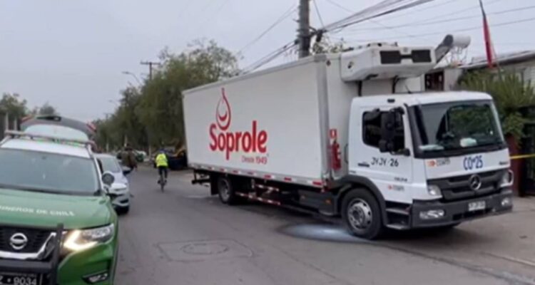 Persecución policial por camión robado terminó con patrulla chocada en La Pintana