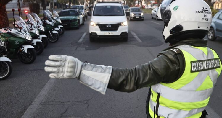 Sujetos intentan atropellar a carabinero para evadir control: llevaban drogas y $1 millón en efectivo