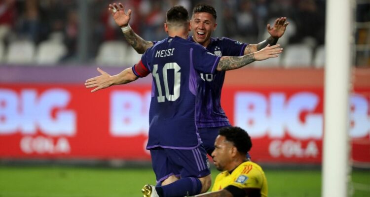 Messi celebra uno de sus goles por Argentina a Perú en las Eliminatorias