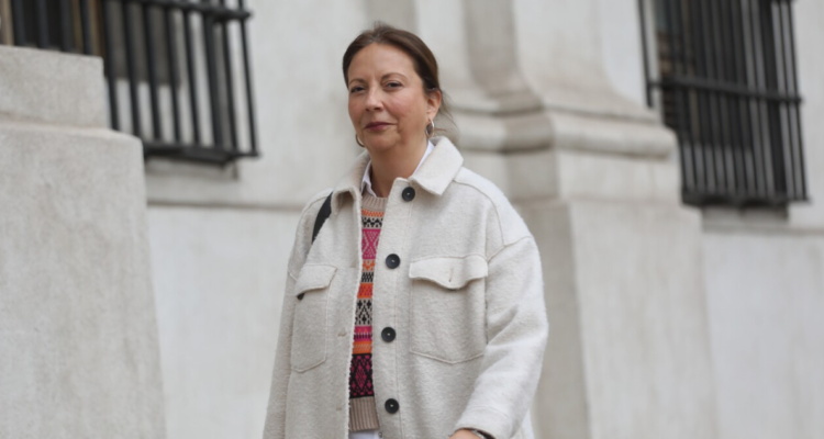 Natalia Piergentili entrando a un comité político en La Moneda
