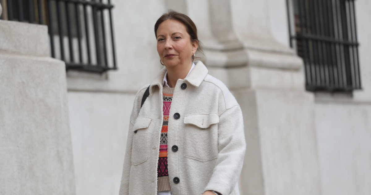 Natalia Piergentili entrando a un comité político en La Moneda