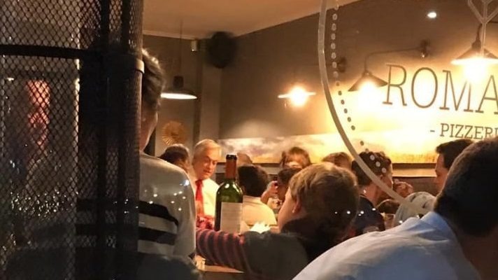 Presidente Sebastián Piñera en una pizzería en cumpleaños familiar durante el 18 de octubre