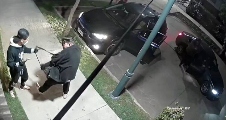 video capta violento portonazo que sufrió una pareja a las afueras de su casa en Ñuñoa