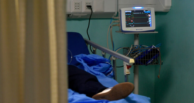 Proveedores de la salud alertan “tormenta perfecta” por deudas en atención primaria y listas de espera