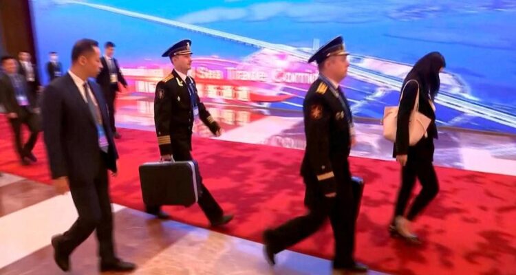 Putin fue visto públicamente con el maletín nuclear