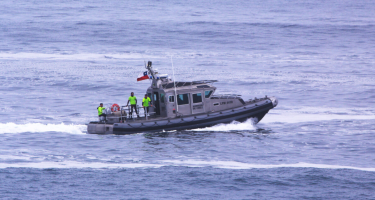 Rescatan con hipotermia a joven arrastrado por el mar en Coronel