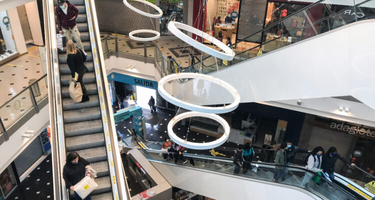 Las ventas del retail en Chile no logran repuntar y siguen registrando caídas