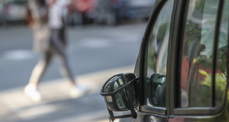 Un vehículo con el espejo retrovisor asegurado