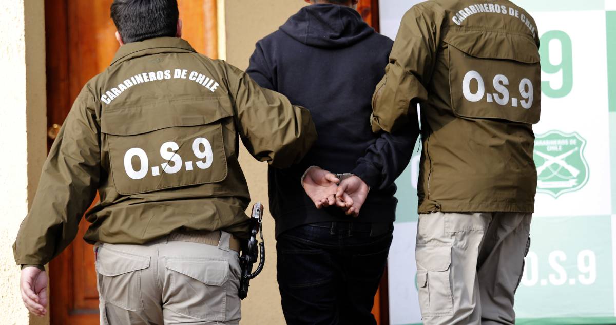 Sujetos hacen forado en muralla para robar en Banco de Chile en Estación Central: hay un detenido