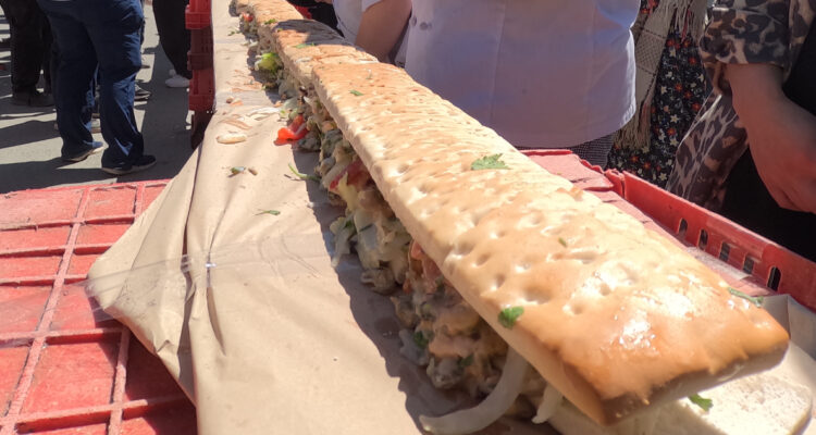 Récord Guinness para Chiloé: en Quellón hicieron el sándwich de choritos más largo del mundo