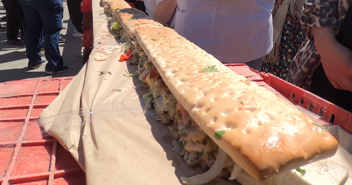 Récord Guinness para Chiloé: en Quellón hicieron el sándwich de choritos más largo del mundo