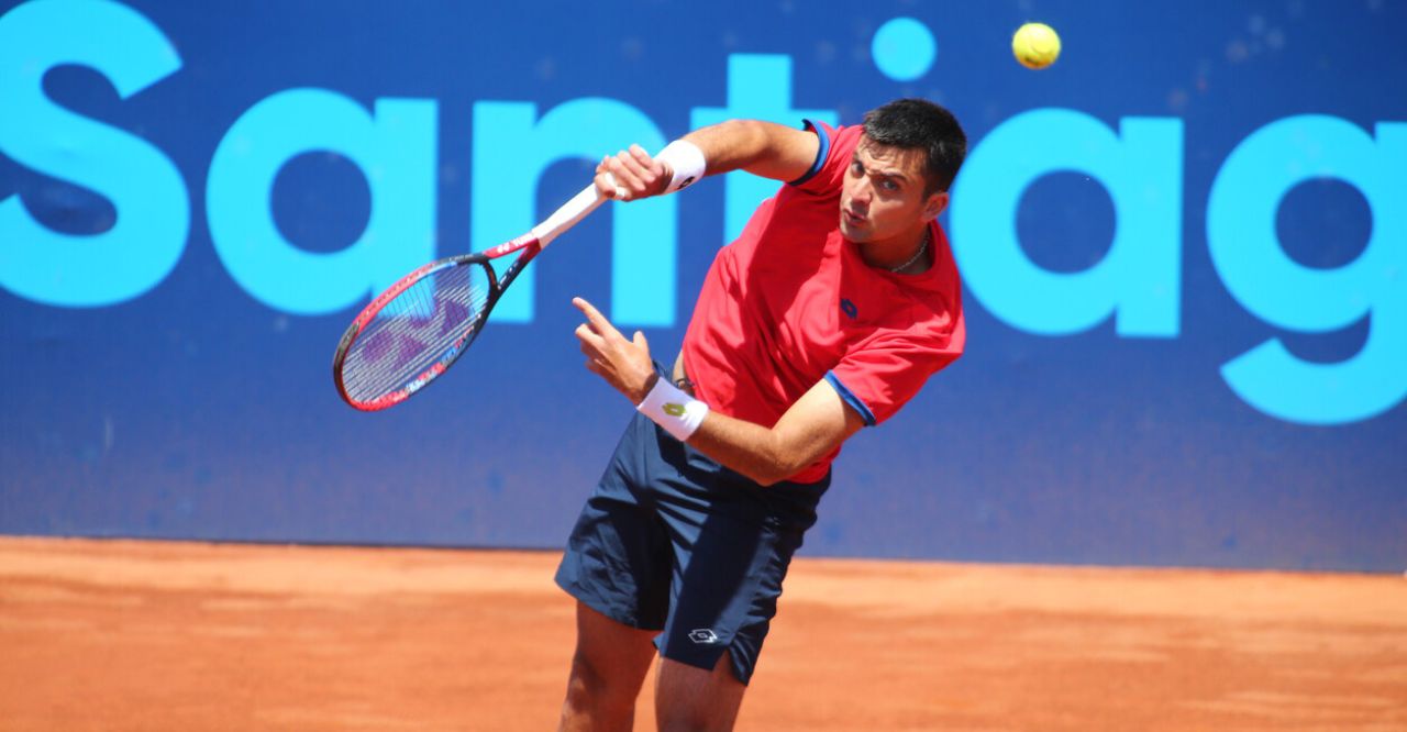 Tomás Barrios se mete con autoridad a cuartos del tenis de Santiago 2023